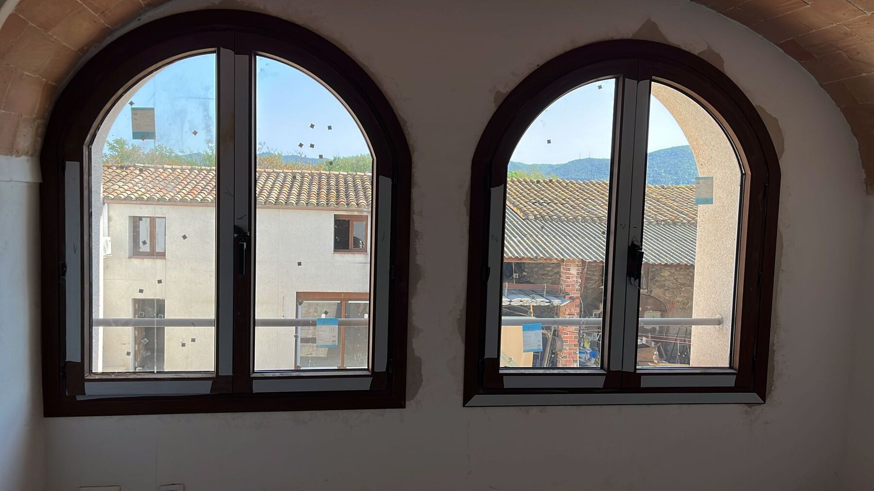 Ventanas de aluminio en arco con acabado madera